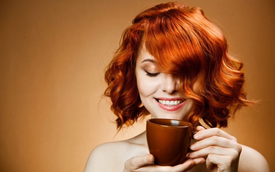 девушка с чашечкой кофе