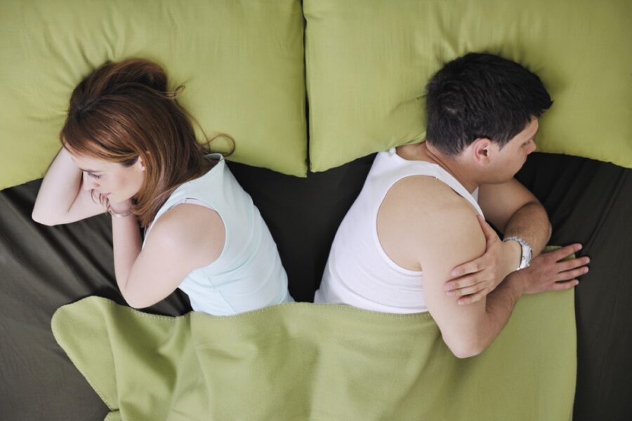 парень и девушка спят в постели