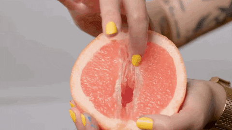 палец проводит по грейпфруту