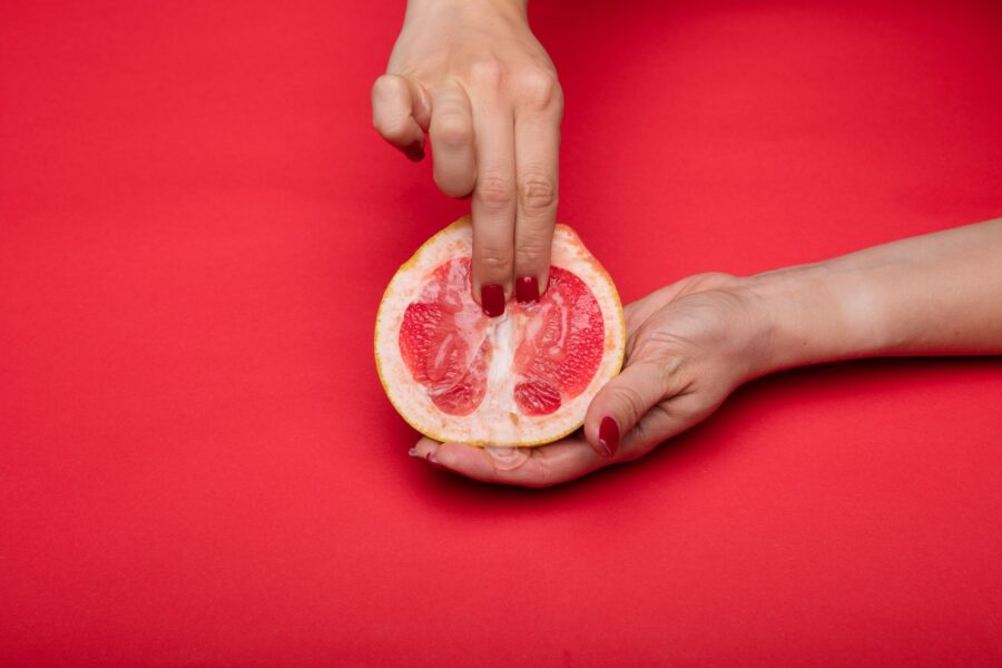 рука массирует грейпфрут