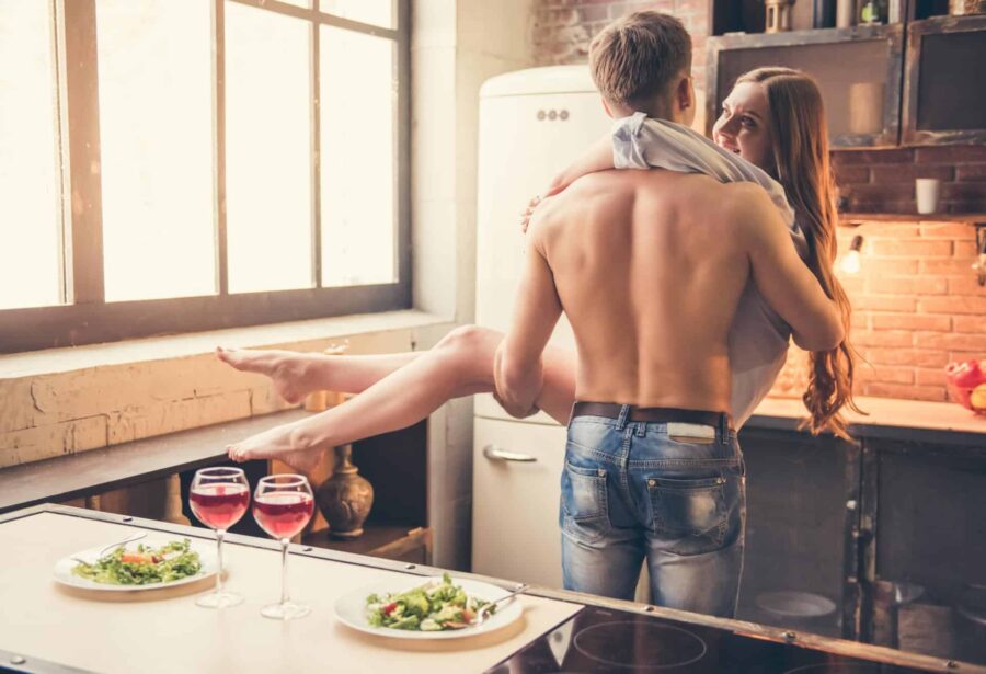 парень с девушкой на кухне