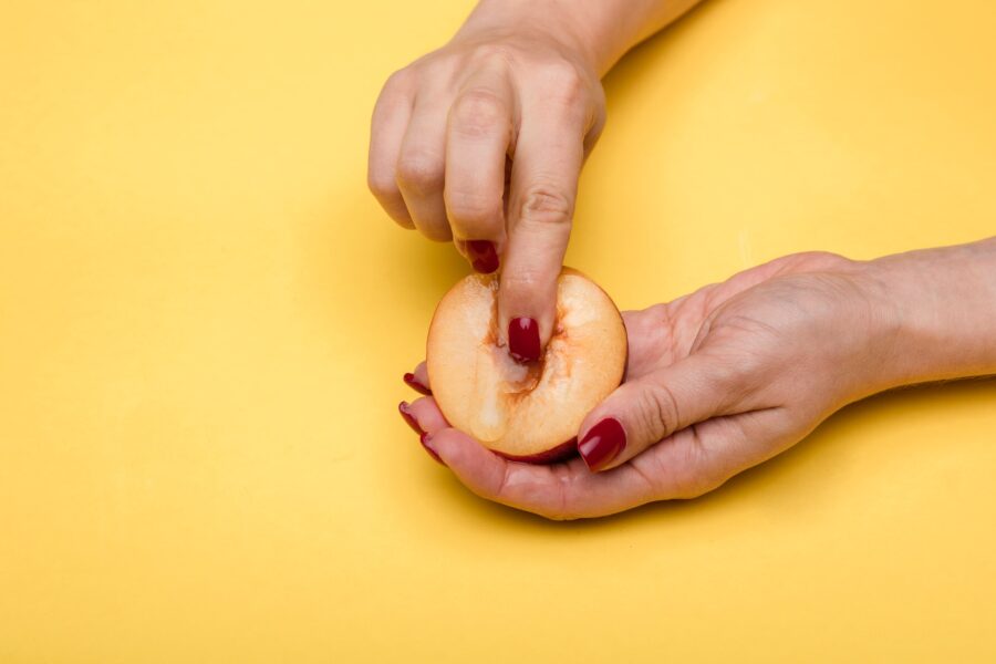палец в персике