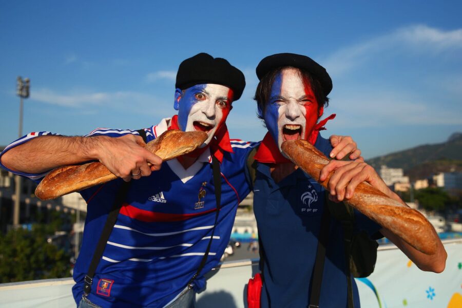 фанаты Франции с багетами