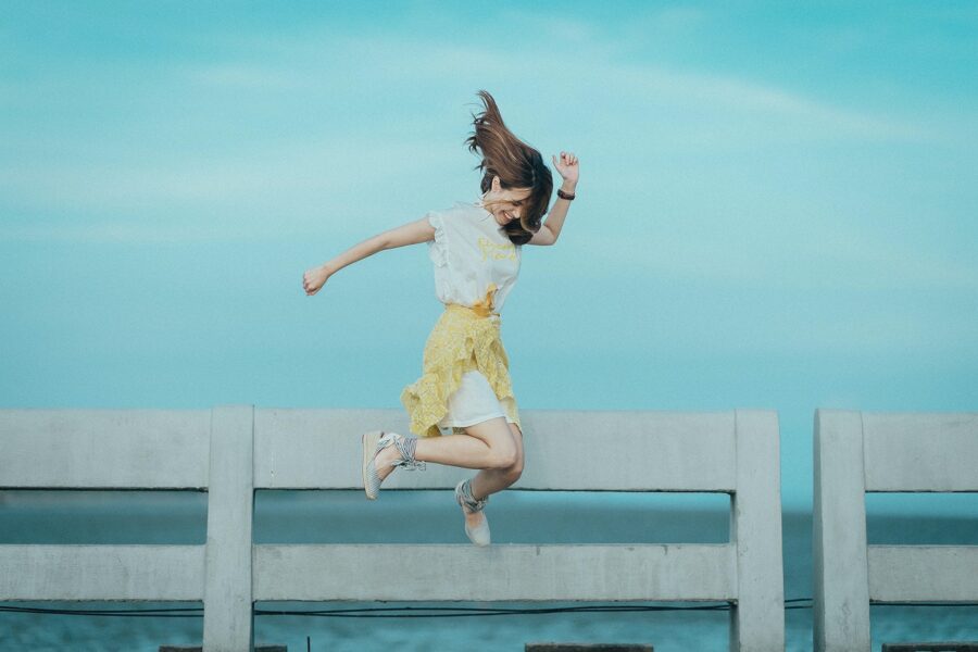 девушка прыгает