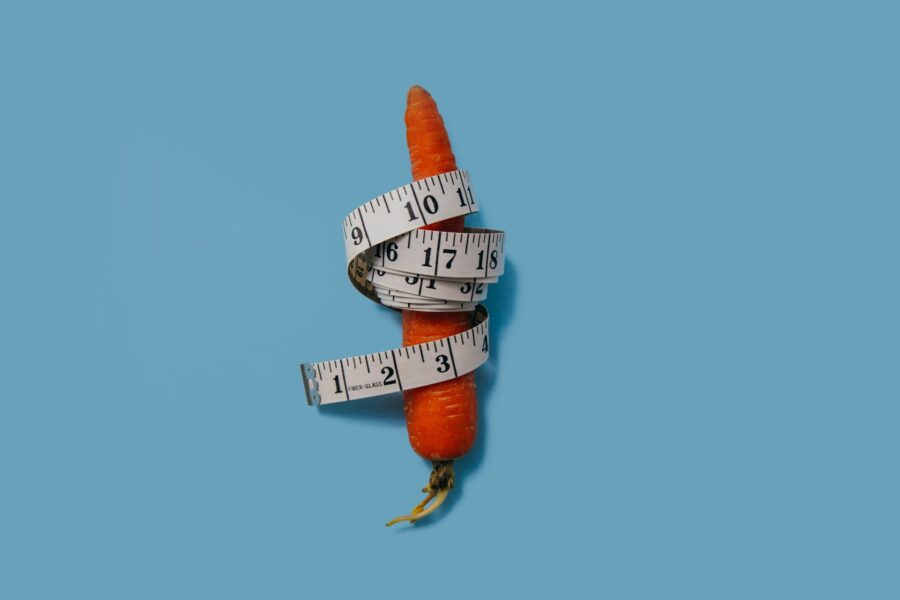 сантиметровая лента на морковке