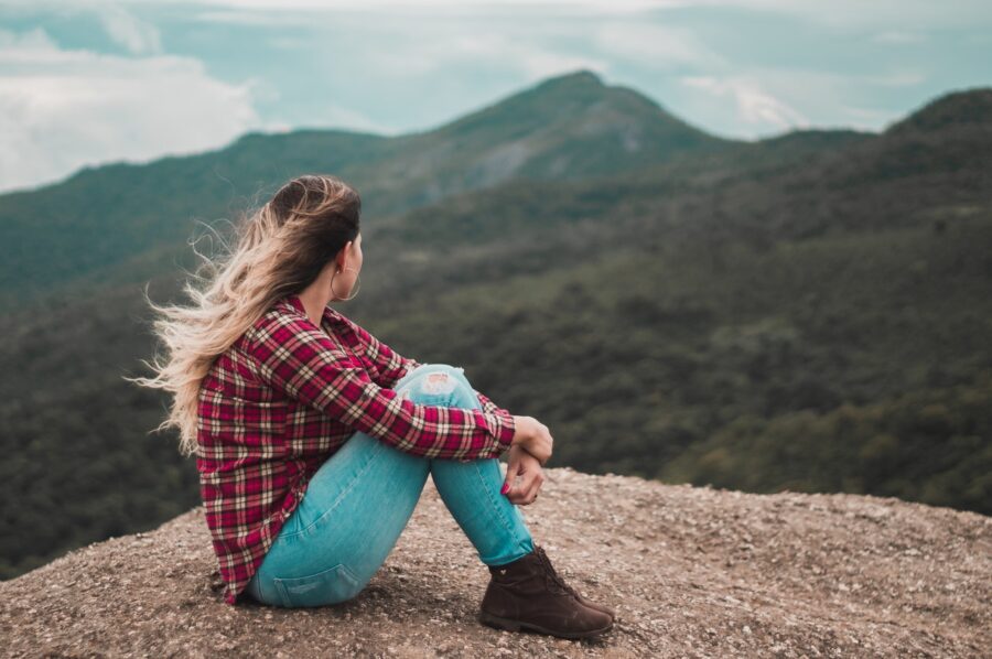 девушка смотрит на горы