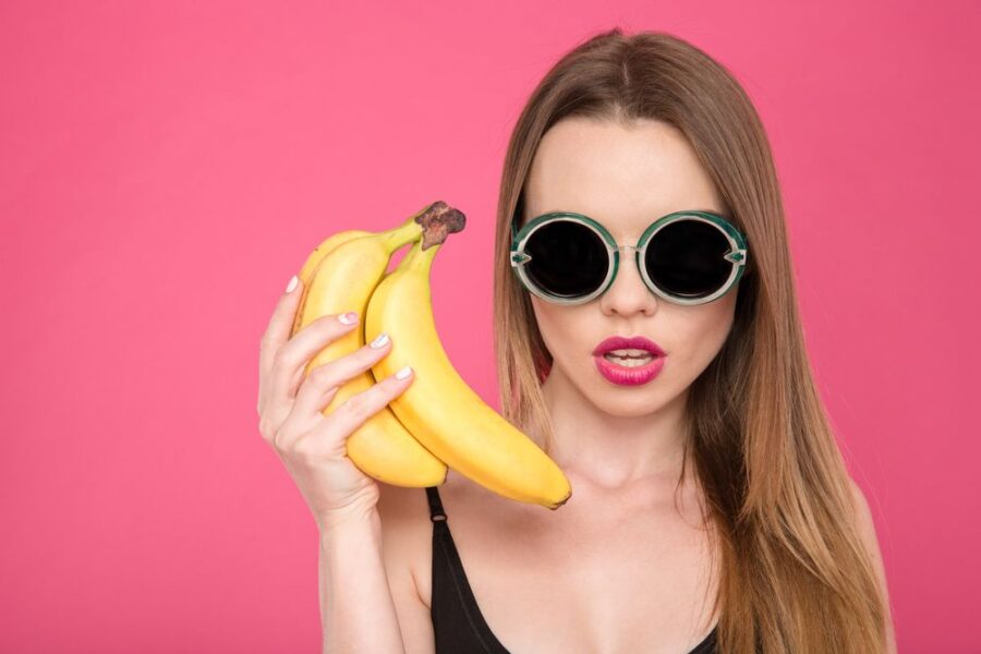девушка с бананами