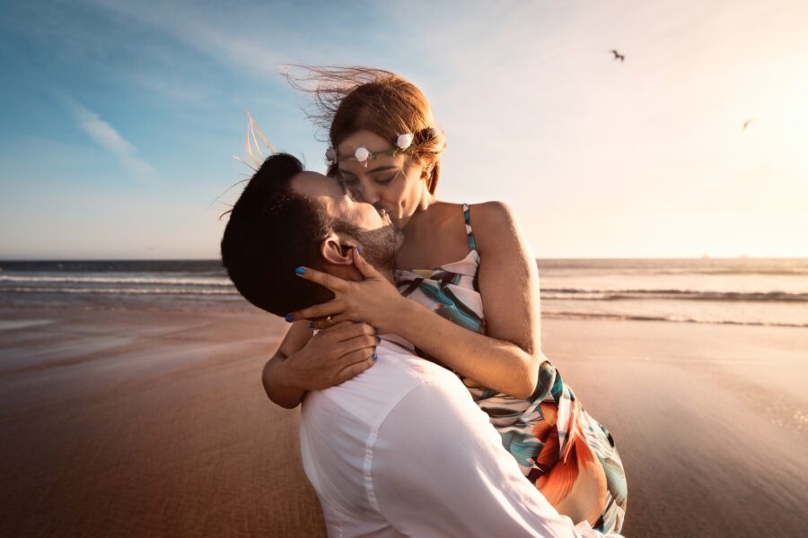 романтичная пара на пляже