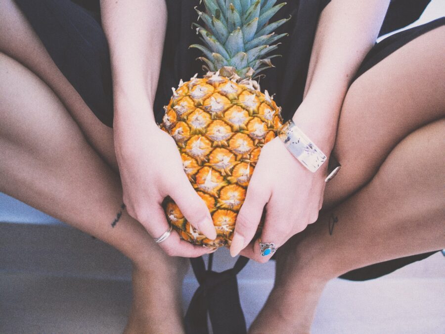 девушка держит ананас