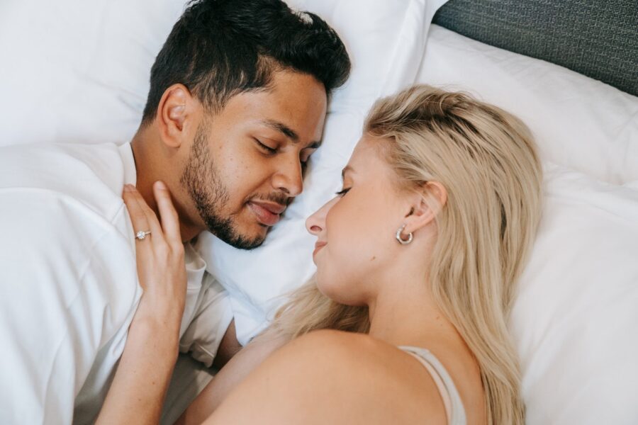 парень и девушка в постели