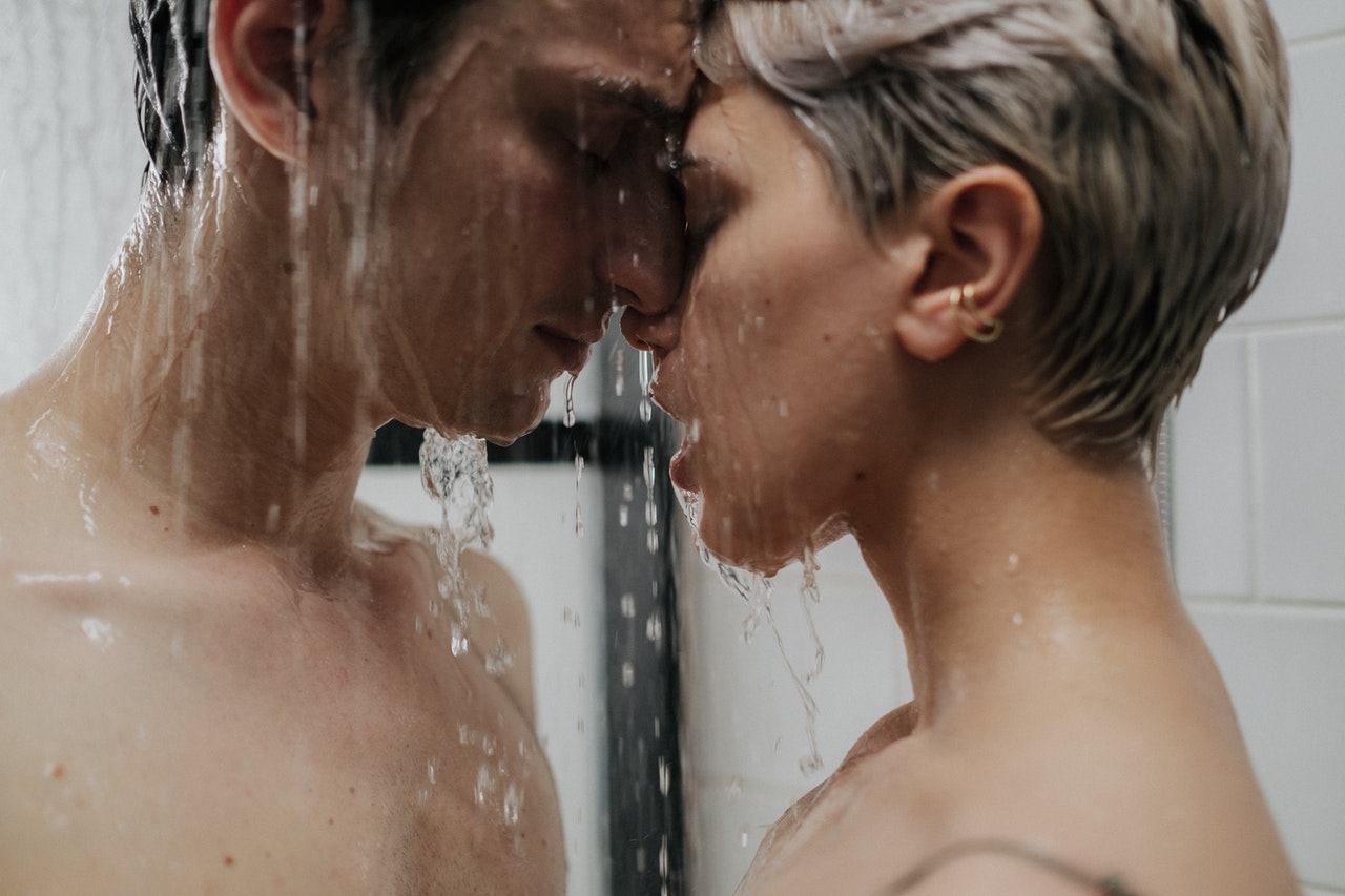 Как заниматься сексом в ванной: позы для секса в душе