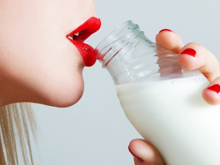девушка пьет молоко
