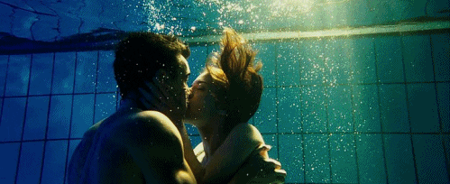пара целуется в бассейне