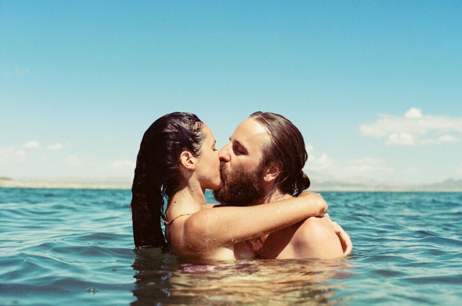 пара целуется в море