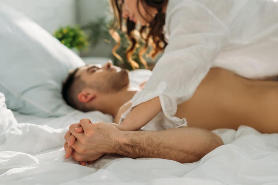 романтичная пара в постели
