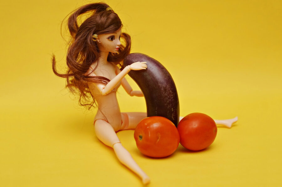 девушка с овощами-гениталиями