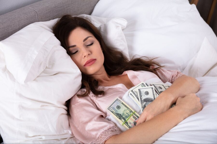 девушка спит с деньгами