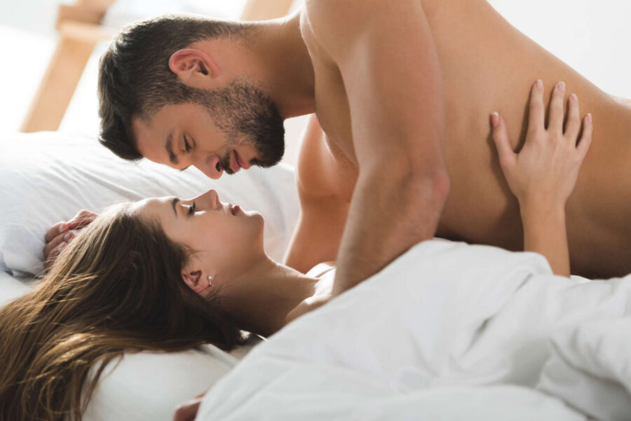 сексуальная пара в постели