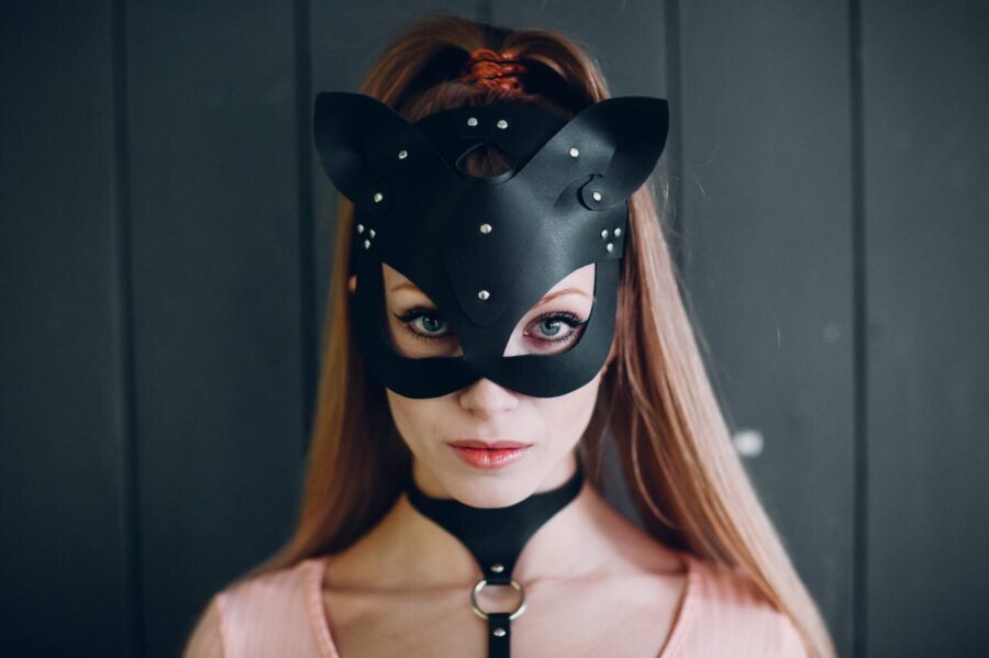 девушка в маске кошки