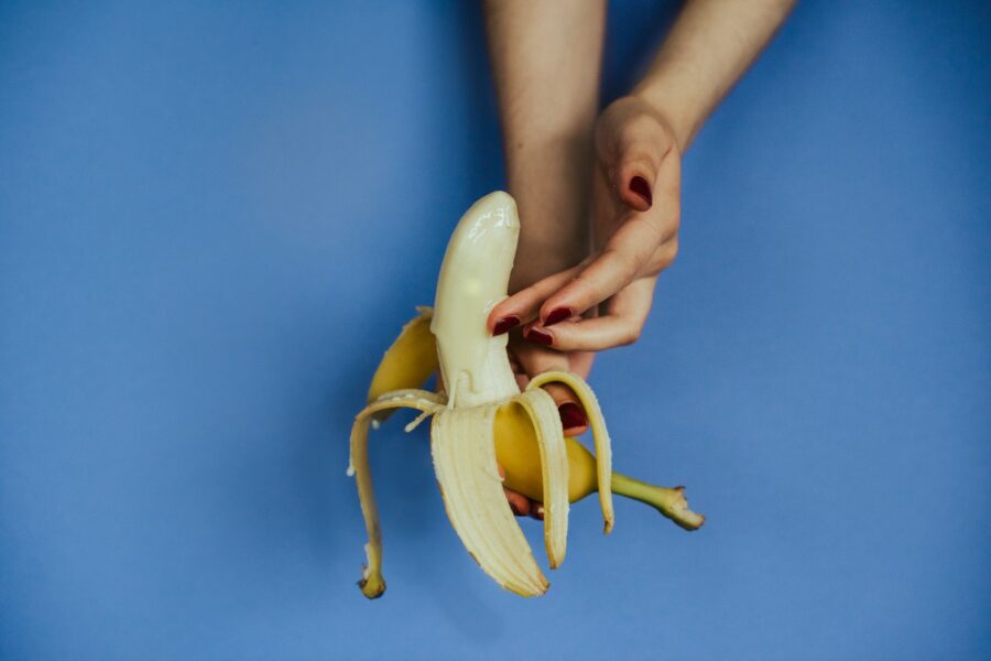 банан со сгущенкой в руке