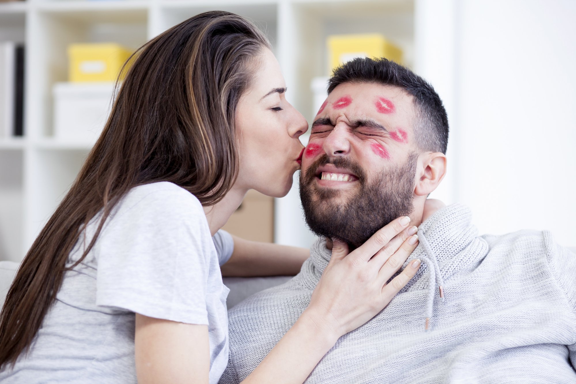 Подруга на лице мужа. Поцелуй в щеку. Мужчина целует женщину в щечку. Женщина целует мужчину в щеку. Поцелуй мужчин.