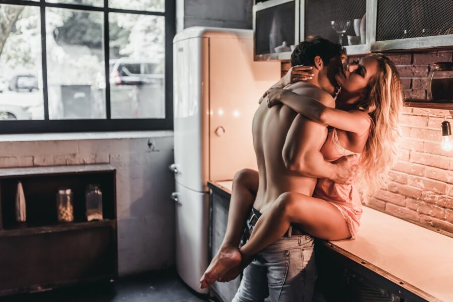 пара целуется на кухне