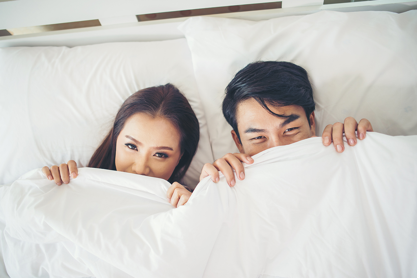 Индонезия счастливая пара в кровати