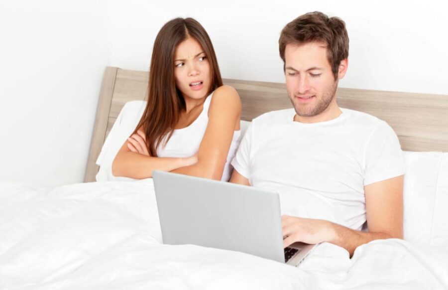 парень с ноутбуком в кровати и девушка