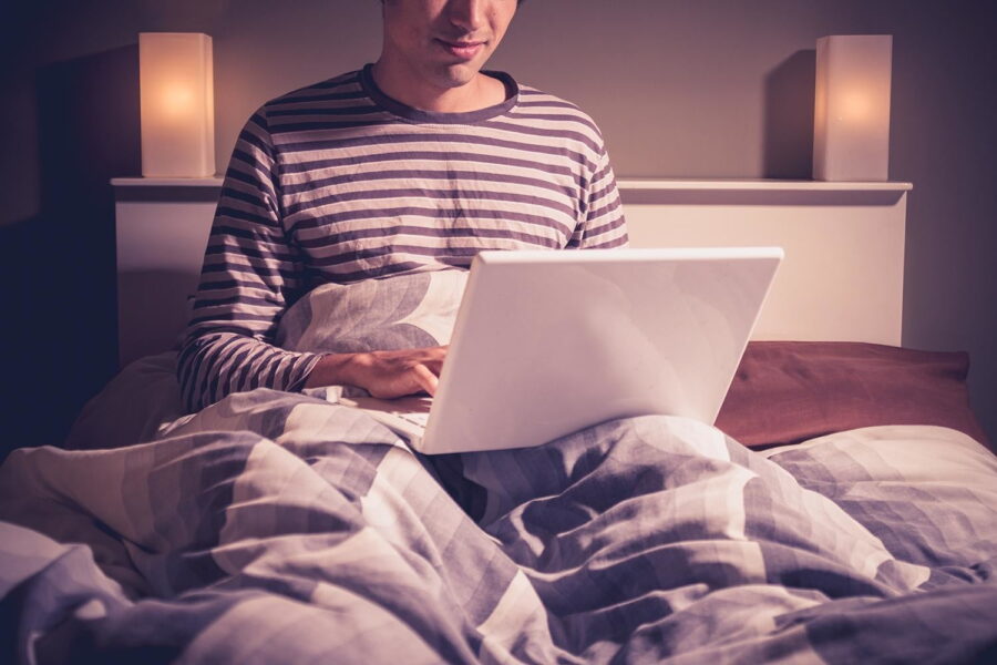 парень с ноутбуком в кровати
