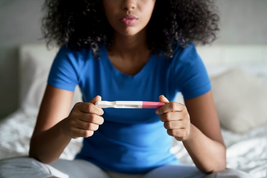 девушка с тестом на беременность