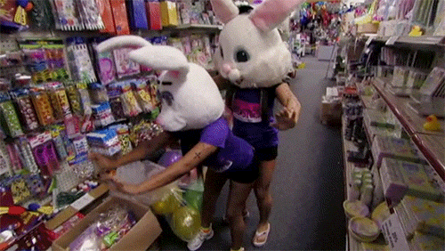 пара в масках кроликов в магазине