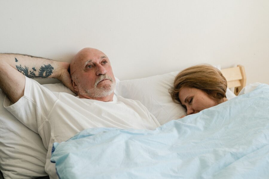 пожилая пара в постели