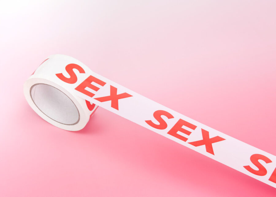 лента с надписью "секс"