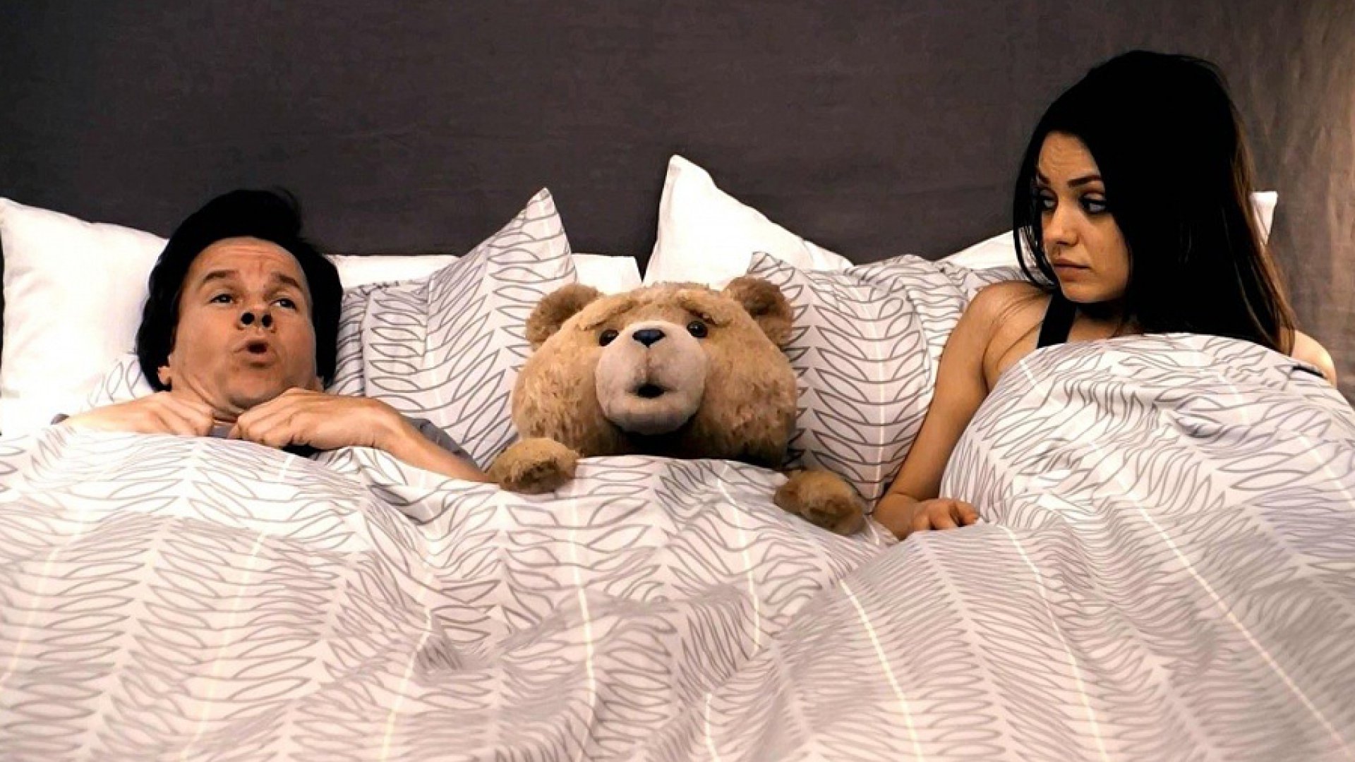 пара с медведем в постели