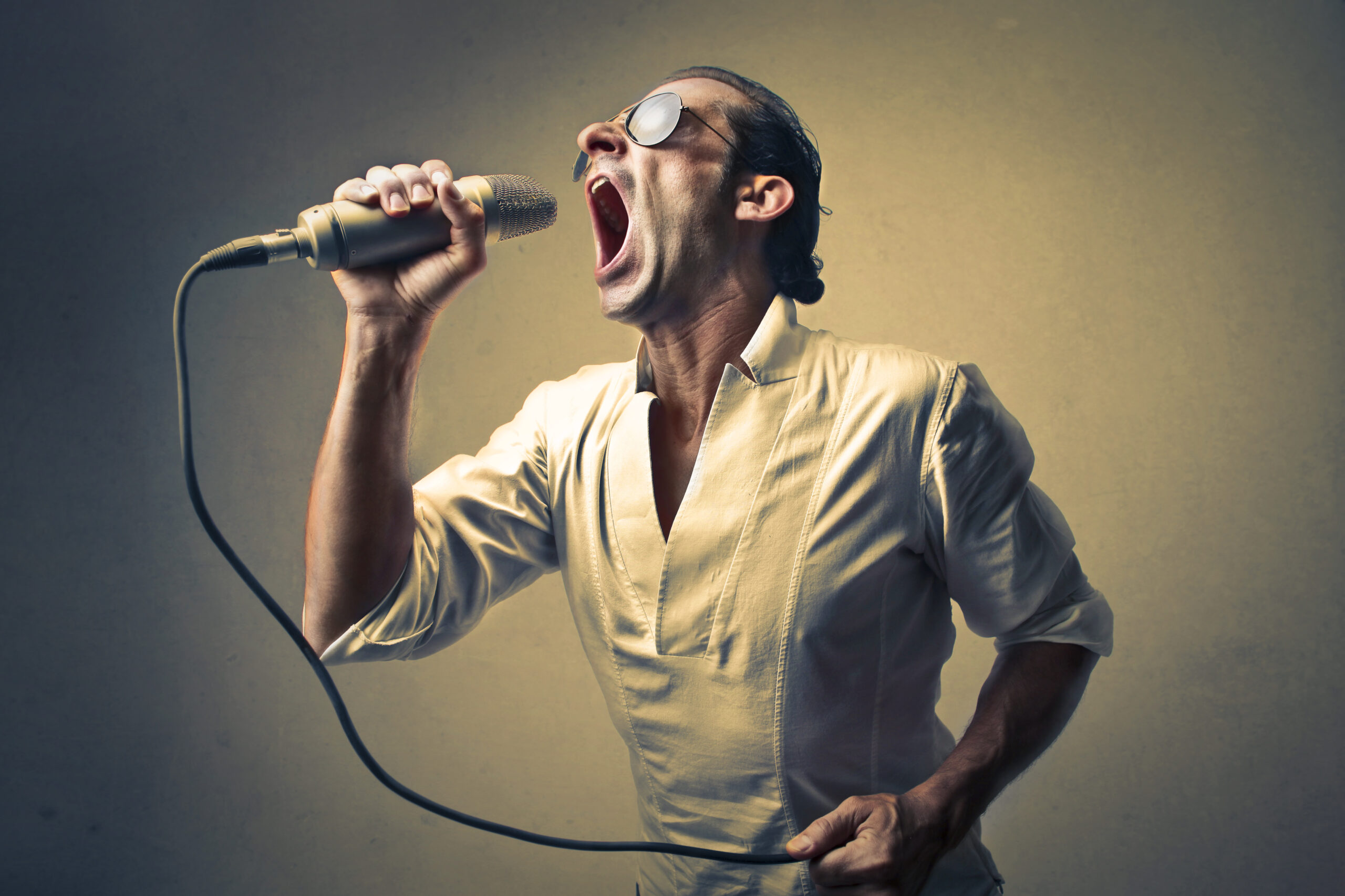 Петь сильным голосом. Singer певец. Мужчина с микрофоном. Моёт певец. Мужчина поет.