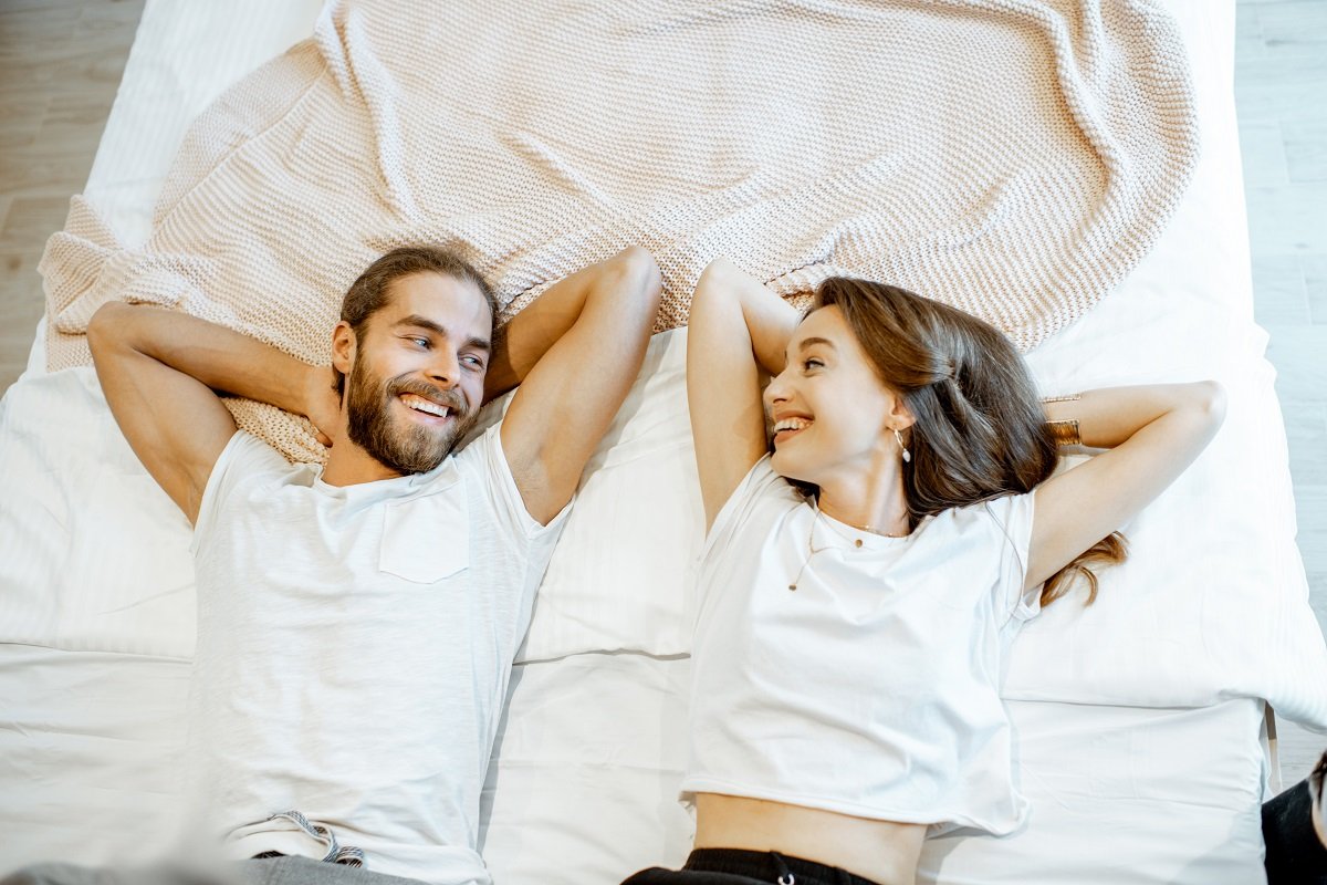 счастливая пара в постели