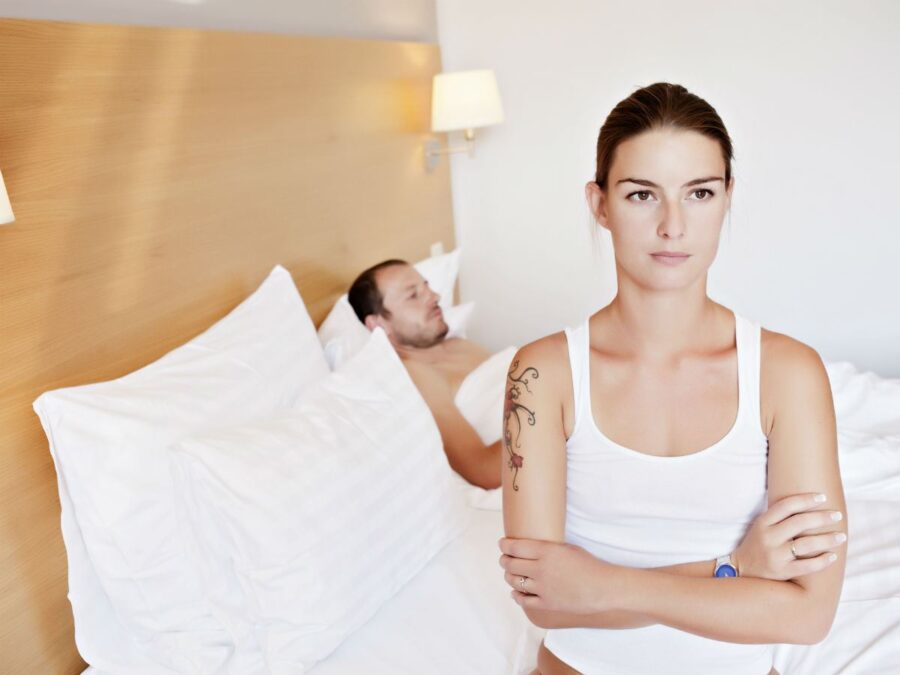 Почему муж не спит с женой: в чём причина и как это исправить
