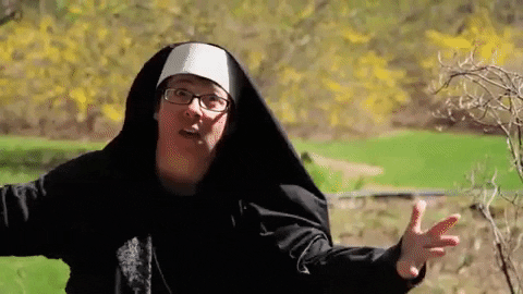 монахиня крестится