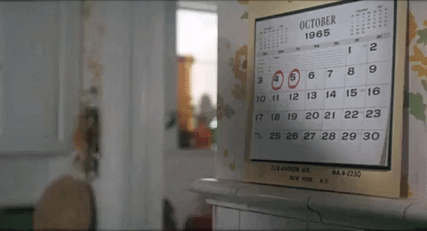 девушка смотрит на календарь