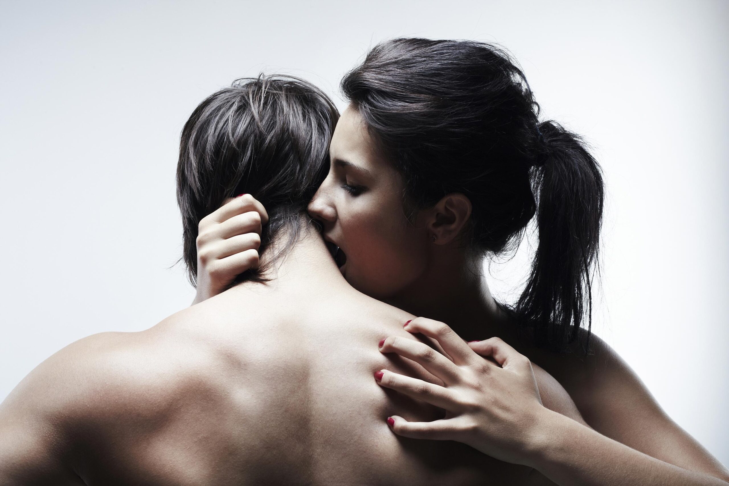 Мужчина целует девушку в шею