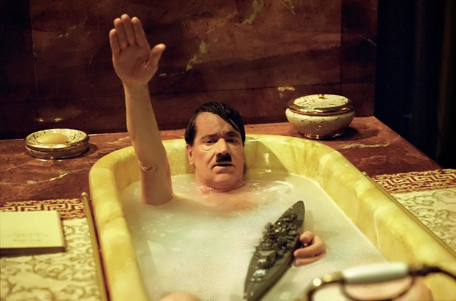Гитлер в ванной