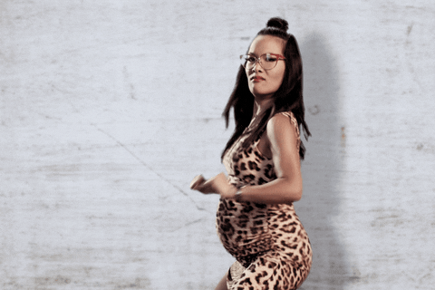 беременная женщина танцует
