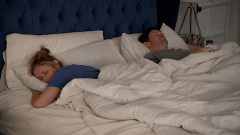 спящая пара в постели