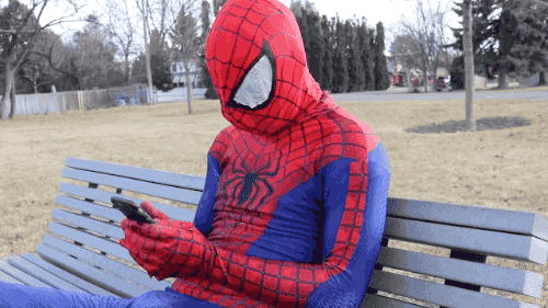 человек-паук с телефоном