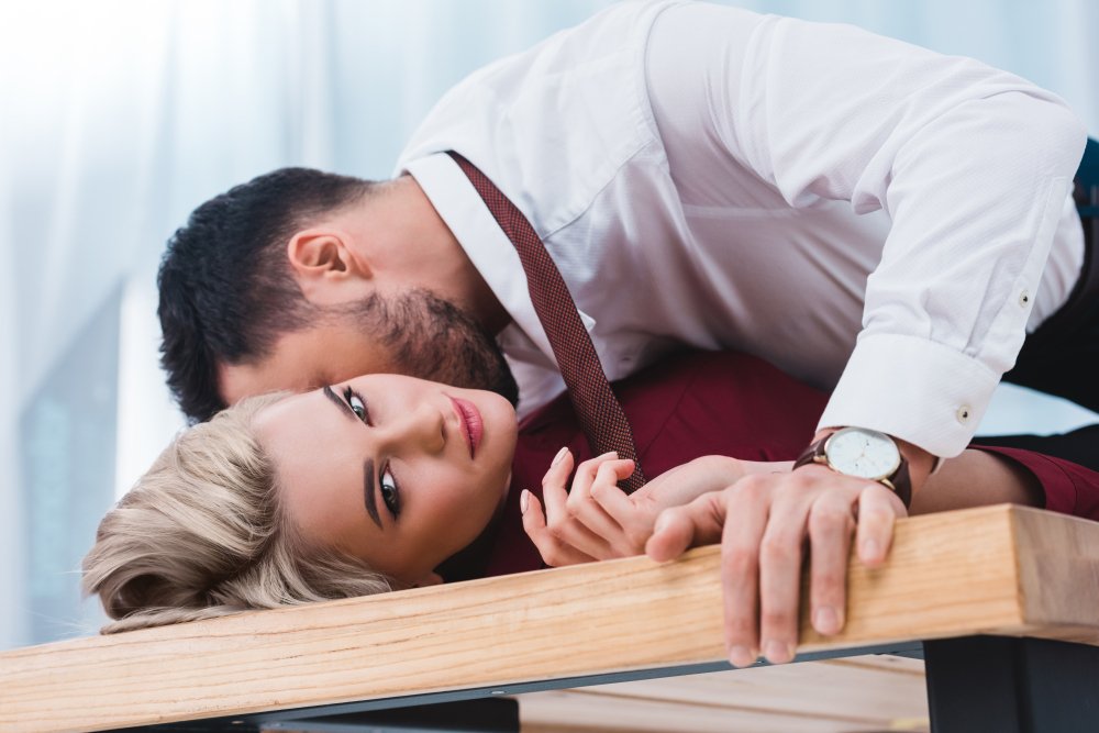 7 советов, которые помогут сделать секс на столе ещё круче - Лайфхакер