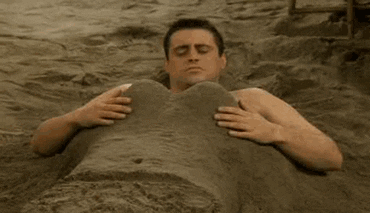 парень с грудью из песка