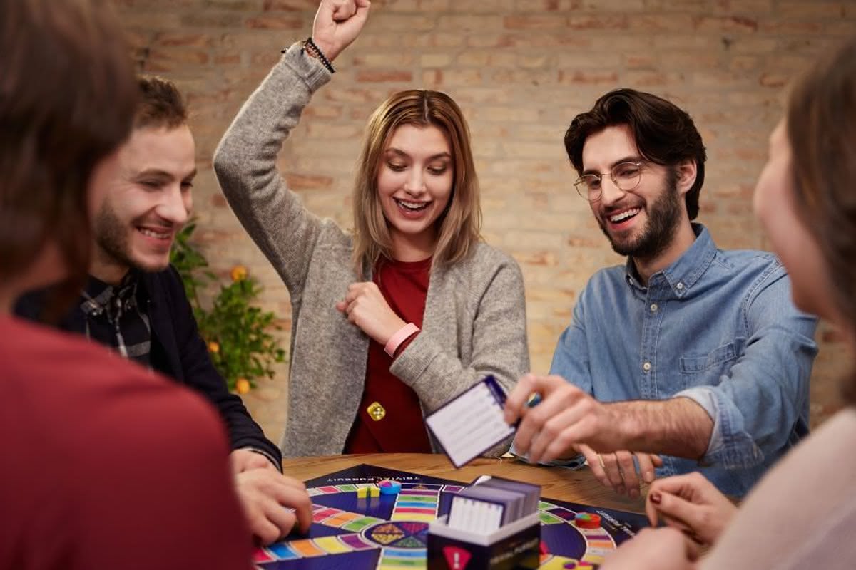 ТОП 30 увлекательных игр для дома на 4 человек