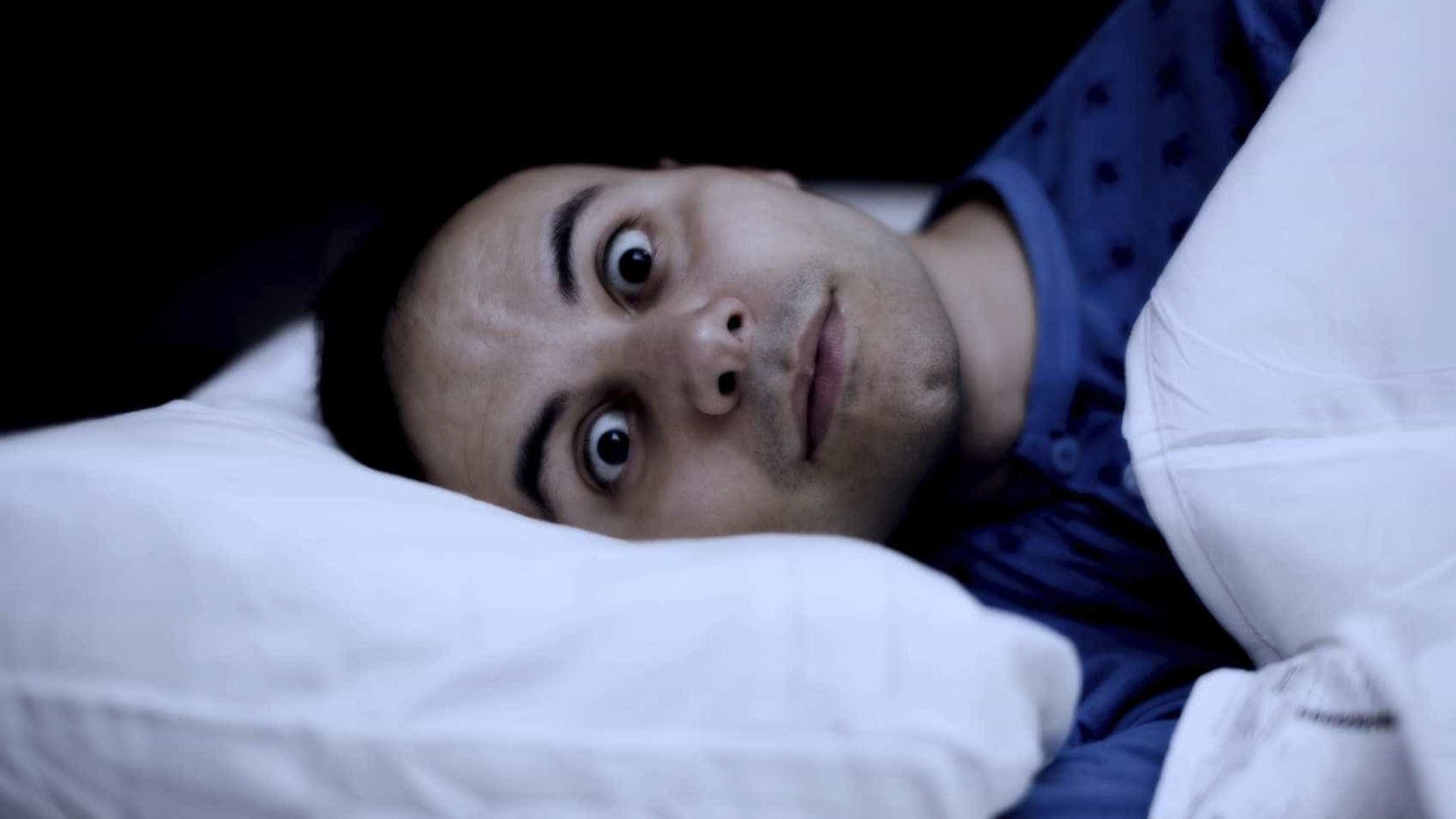 Почему взрослые спят с открытыми глазами?