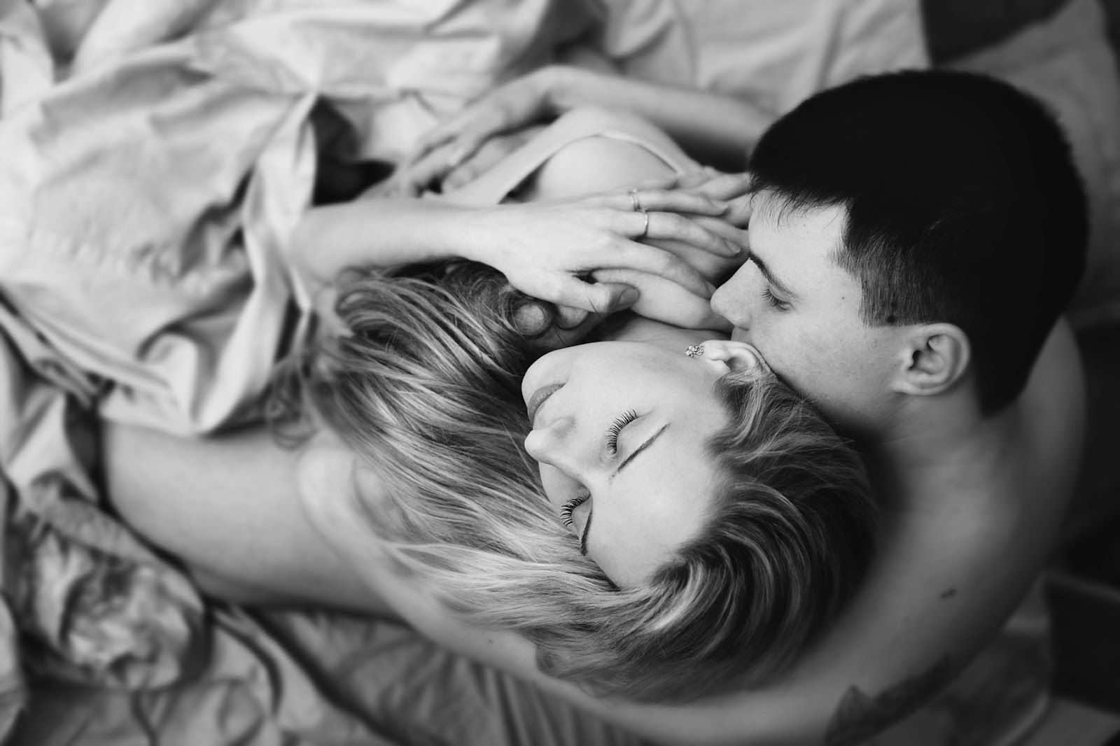 В постели его устраивать. Пара на диване перед телевизором. Влюбленная пара в постели. Кровать с подушкой и одеялом. В постели его устраивать.